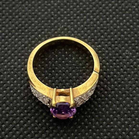 Large ring with a large purple gem - Picture 3 of 6
